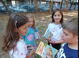 Размена књига у школском паркићу- четвртаци