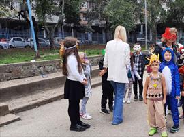 Представљање маски и маскенбалска парада школским двориштем