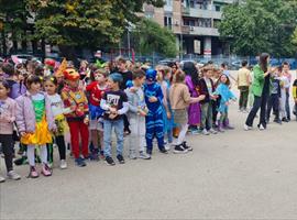 Представљање маски и маскенбалска парада школским двориштем