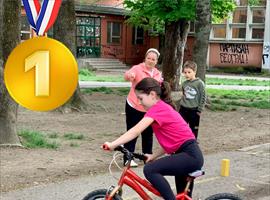 Ученице и ученици ОШ“Влада Аксентијевић“, на општинском такмичењу „Шта знаш о саобраћају“ одржаном 26.04.2025. у Борчи, на полигону ОШ“Стеван Сремац“ доказали су да су одлични познаваоци саобраћаја и веома спретни возачи бицикла.
