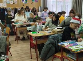 Четири одељења првог разреда су одржала радионицу пред новогодишњи базар. Радионице су организовале учитељице и позвале су родитеље ученика да заједно са својом дечицом буду креативни, да улепшају и деци и себи тај дан.