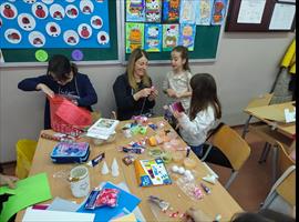 Четири одељења првог разреда су одржала радионицу пред новогодишњи базар. Радионице су организовале учитељице и позвале су родитеље ученика да заједно са својом дечицом буду креативни, да улепшају и деци и себи тај дан.