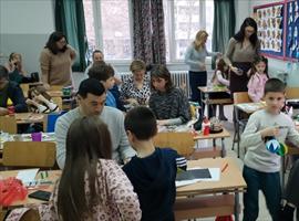 Четири одељења првог разреда су одржала радионицу пред новогодишњи базар. Радионице су организовале учитељице и позвале су родитеље ученика да заједно са својом дечицом буду креативни, да улепшају и деци и себи тај дан.