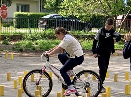 Ученице и ученици ОШ“Влада Аксентијевић“, на општинском такмичењу „Шта знаш о саобраћају“ одржаном 26.04.2025. у Борчи, на полигону ОШ“Стеван Сремац“ доказали су да су одлични познаваоци саобраћаја и веома спретни возачи бицикла.