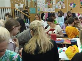 Четири одељења првог разреда су одржала радионицу пред новогодишњи базар. Радионице су организовале учитељице и позвале су родитеље ученика да заједно са својом дечицом буду креативни, да улепшају и деци и себи тај дан.