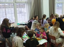 Четири одељења првог разреда су одржала радионицу пред новогодишњи базар. Радионице су организовале учитељице и позвале су родитеље ученика да заједно са својом дечицом буду креативни, да улепшају и деци и себи тај дан.