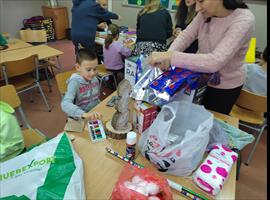 Четири одељења првог разреда су одржала радионицу пред новогодишњи базар. Радионице су организовале учитељице и позвале су родитеље ученика да заједно са својом дечицом буду креативни, да улепшају и деци и себи тај дан.