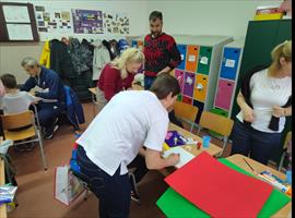 Четири одељења првог разреда су одржала радионицу пред новогодишњи базар. Радионице су организовале учитељице и позвале су родитеље ученика да заједно са својом дечицом буду креативни, да улепшају и деци и себи тај дан.